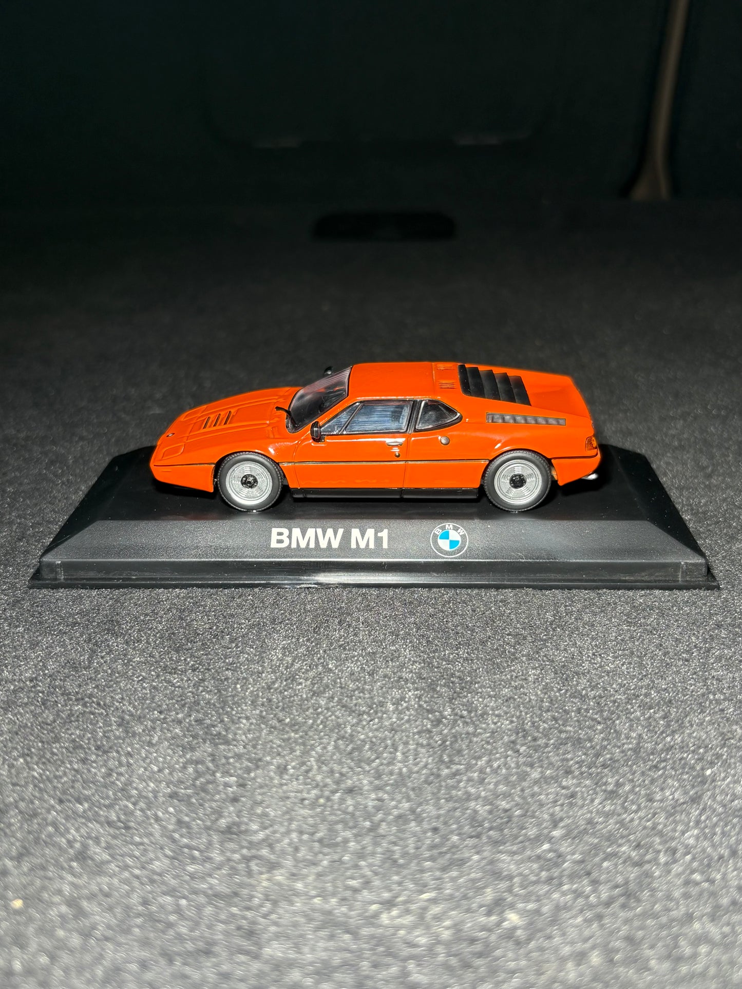 BMW M1 (1:43) — Official Dealer Item