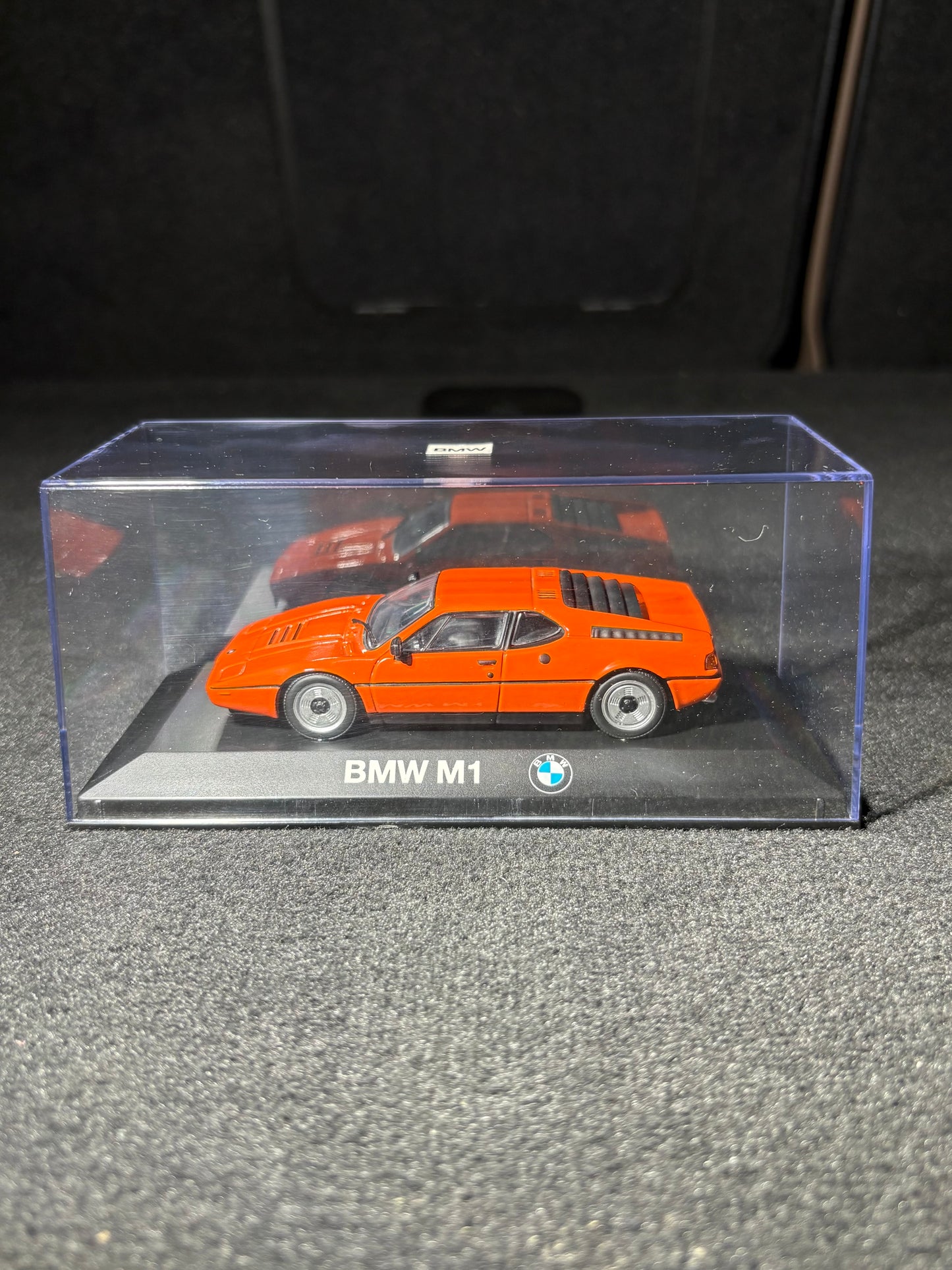 BMW M1 (1:43) — Official Dealer Item